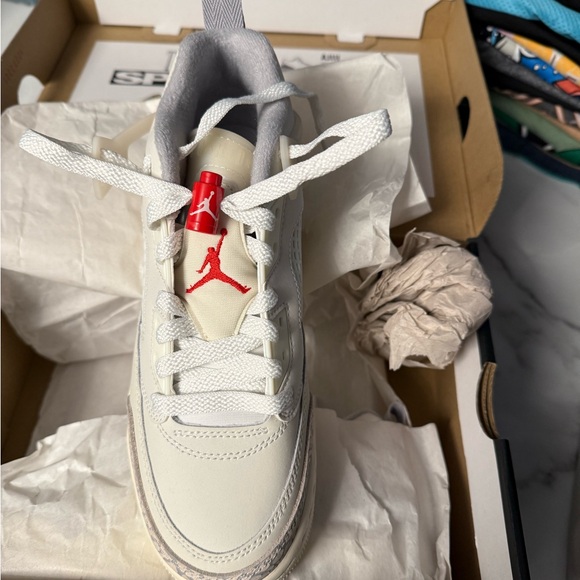 Jordan Spizike Low (GS) size 5Y. - Picture 3 of 9